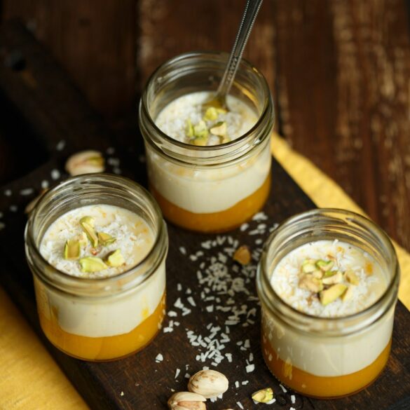 Panna Cotta à la Purée de Noisettes et Fève Tonka, Éclats de Pralin Croustillant