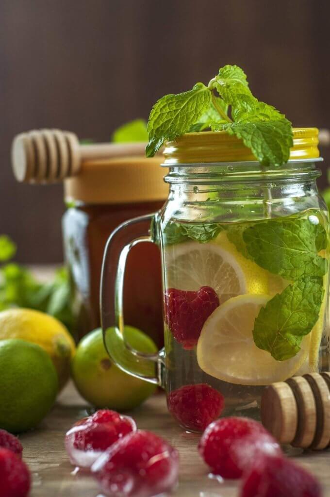 Eau détox poire cannelle vanille dans une carafe
