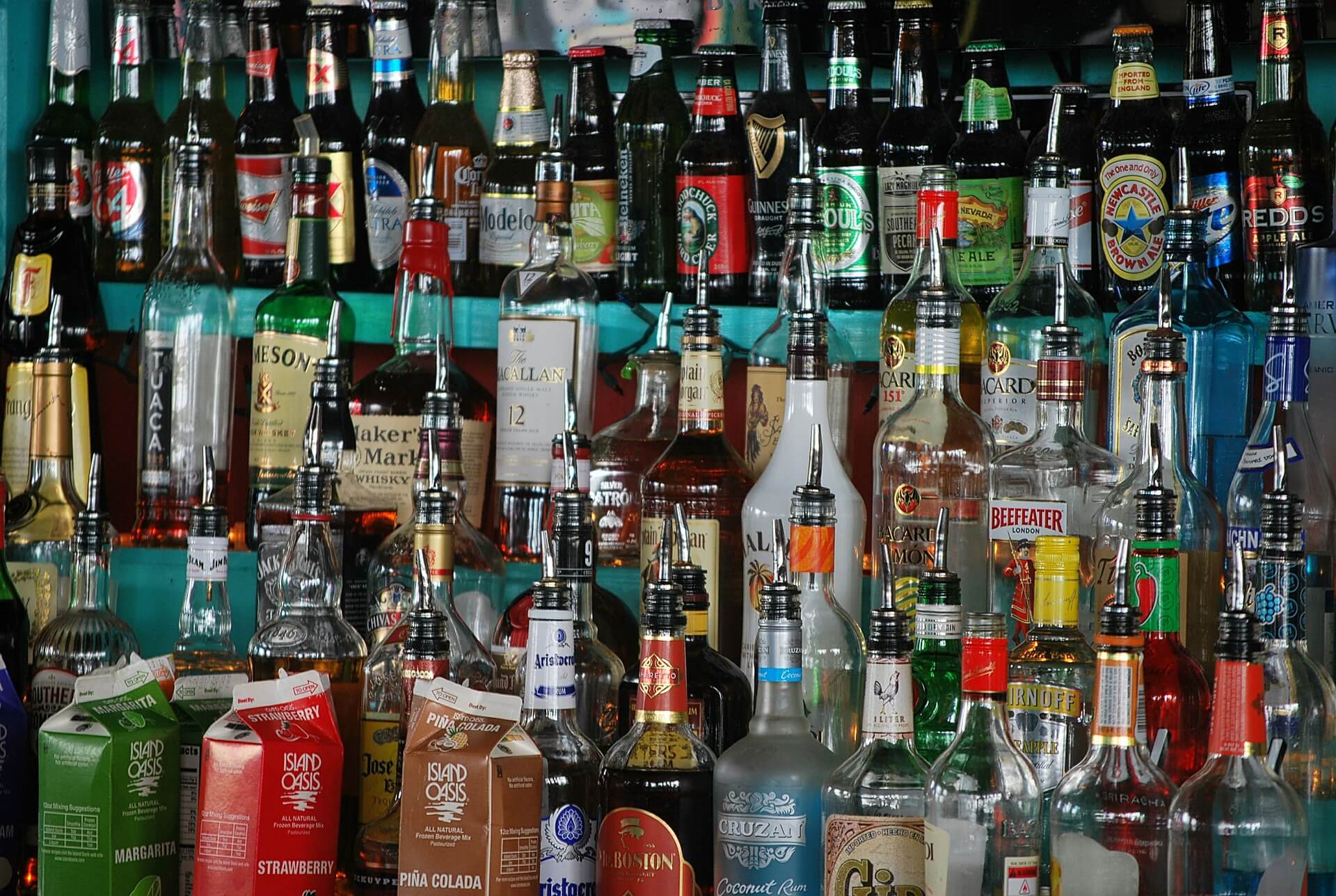 Le petit bar des rhums arrangés: 30 recettes de rhums arrangés & cocktails  des îles