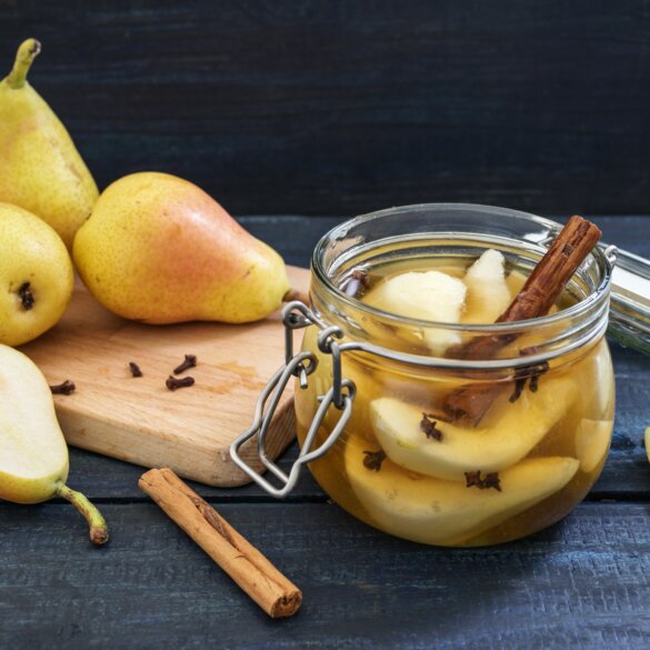 Poire marinée au poivre sichuan et à la moutarde