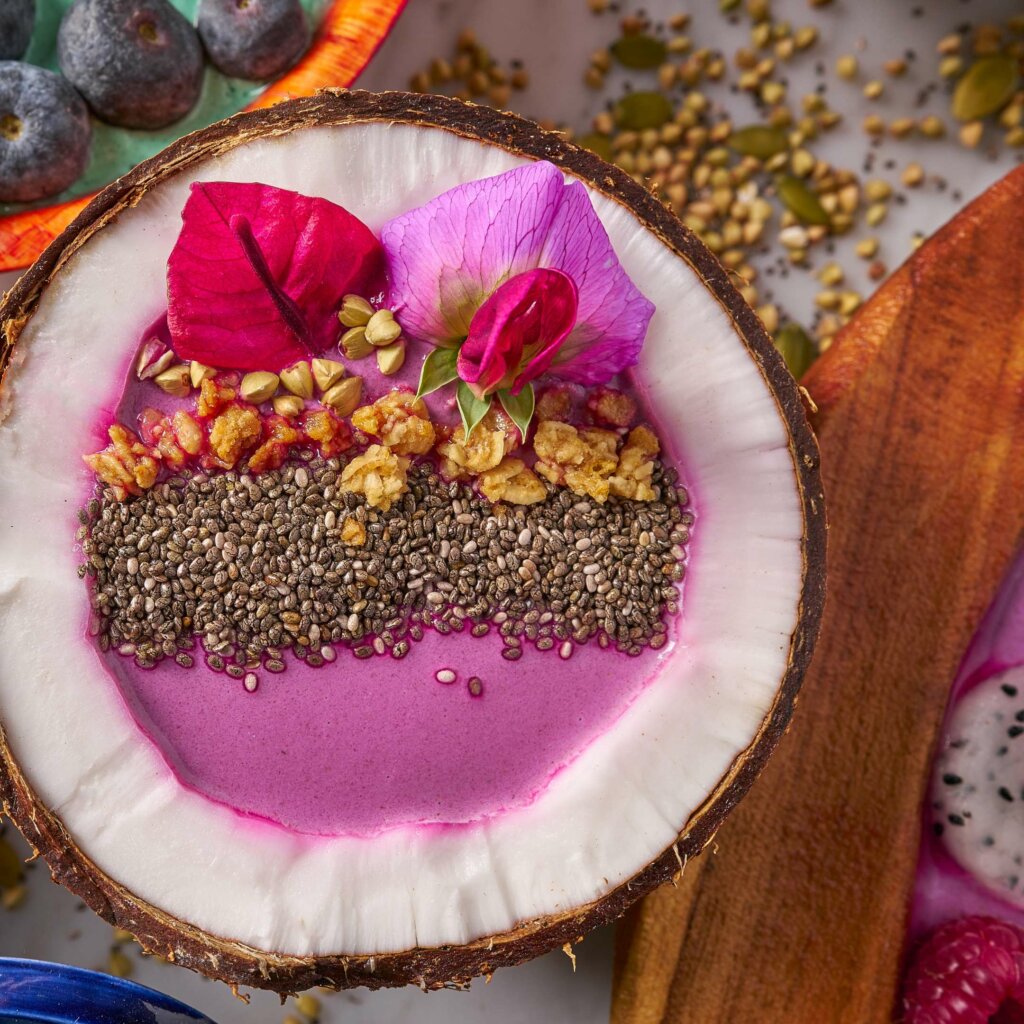 Açaí bowl maison garni de fruits frais et de granola