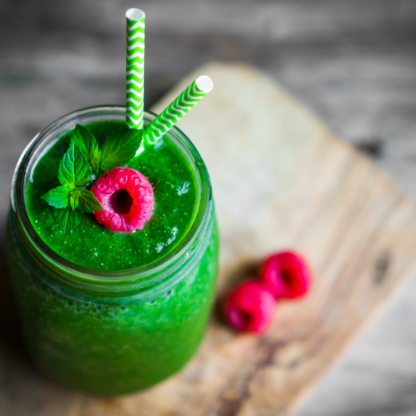 Smoothie à la menthe à faible teneur en glucides avec mûre et noix de coco