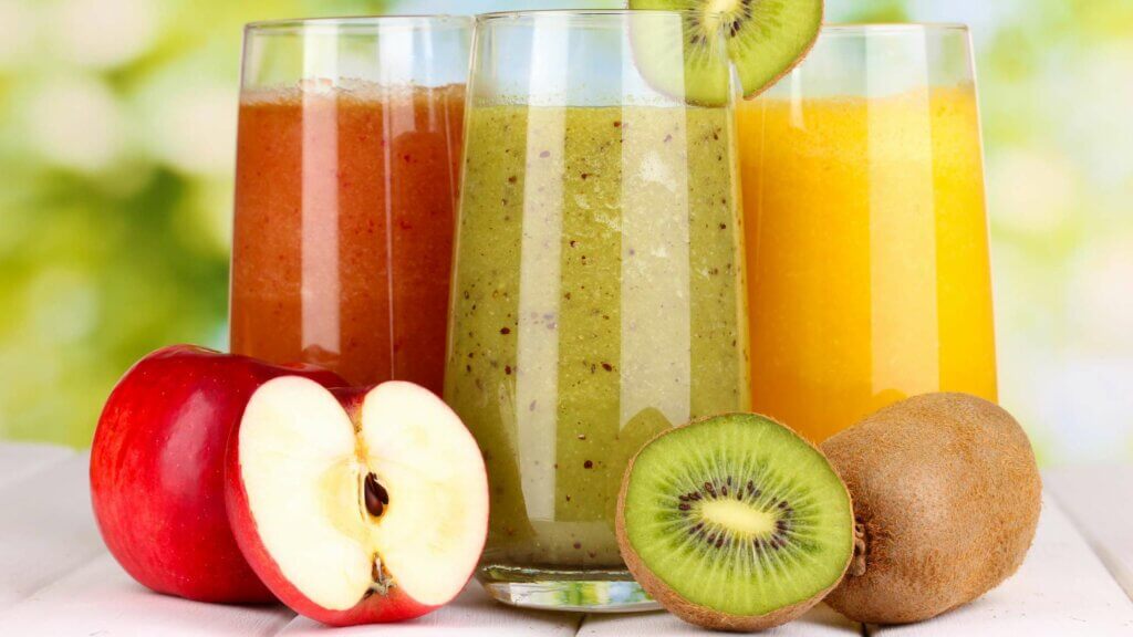 Des jus nutritifs naturels et sains pour le petit-déjeuner