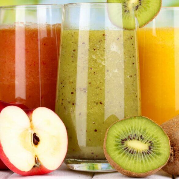 Des jus nutritifs naturels et sains pour le petit-déjeuner Des jus nutritifs naturels et sains pour le petit-déjeuner