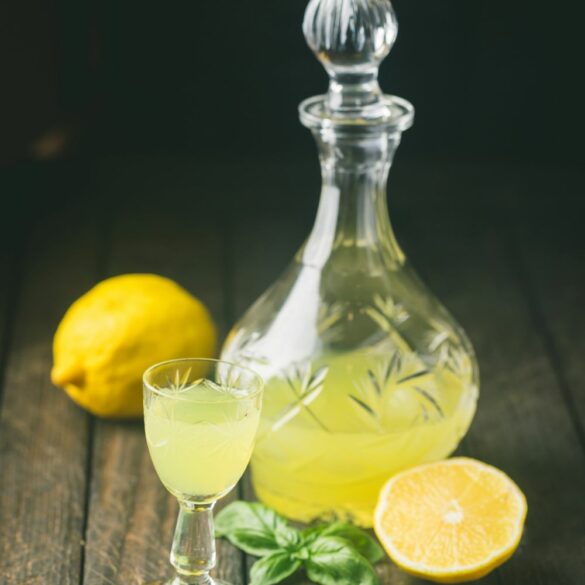 Limoncello maison la recette facile et les meilleurs alcools pour le sublimer. Limoncello maison la recette facile et les meilleurs alcools pour le sublimer.