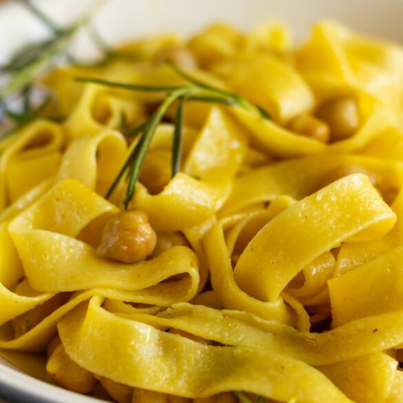 Pâtes rustiques aux pois chiches et éclats de pancetta croustillante Pâtes rustiques aux pois chiches et éclats de pancetta croustillante