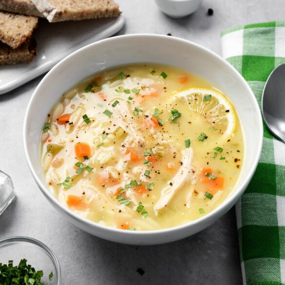 Soupe d’orzo au poulet et au citron la recette réconfortante qui sent la Méditerranée Soupe d’orzo au poulet et au citron la recette réconfortante qui sent la Méditerranée