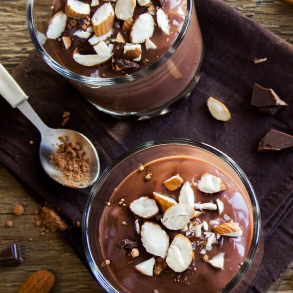 Mousse aux marrons aérienne, éclats de meringue et vanille bourbon de madagascar Ingrédients Les Éclats de Meringue Française : 2 blancs d'œufs (environ 60-70 g), à température ambiante Le double du poids des blancs en sucre en poudre (environ 120-140 g) Ingrédients pour la mousse : 400 g de crème de marrons de bonne qualité 100 g de purée de marrons non sucrée (facultatif, pour un goût plus intense) 40 cl de crème liquide entière (30% M.G. minimum), très froide 1 gousse de vanille Bourbon de Madagascar 2 cuillères à soupe de rhum ambré ou de whisky (facultatif)