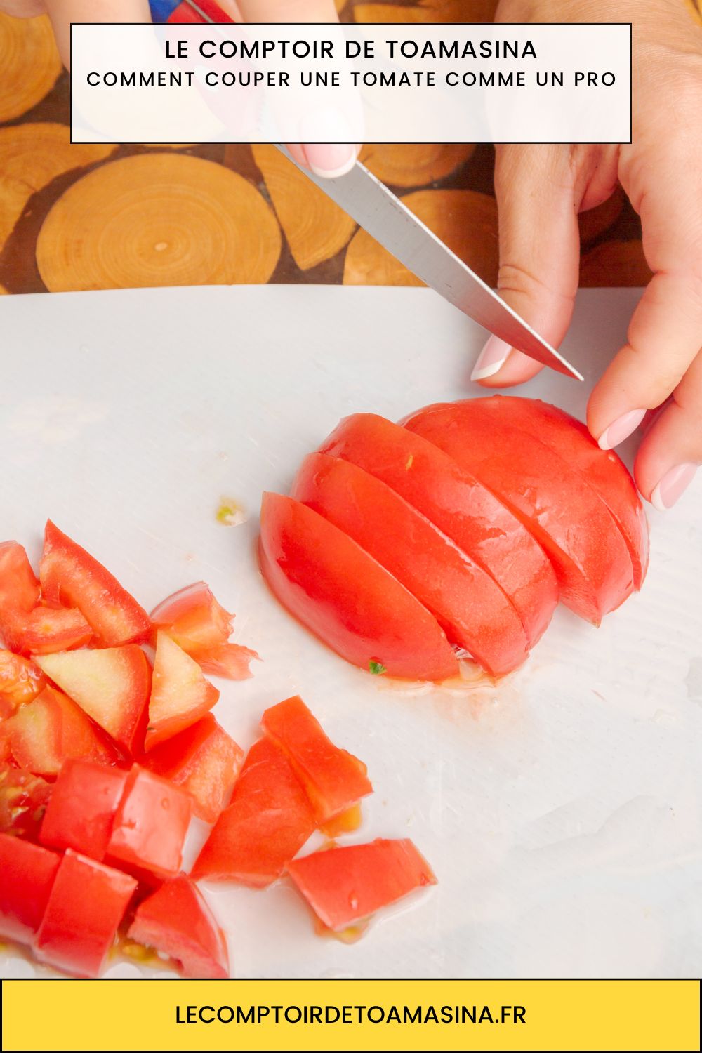 Tomates coupées pour une sauce tomate maison au basilic