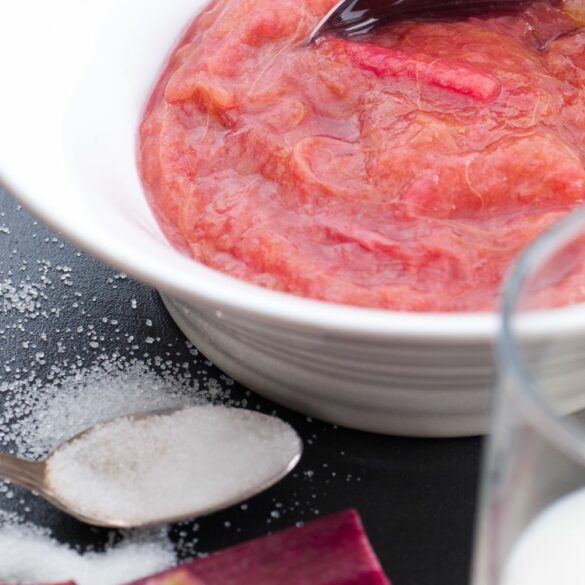Compote de rhubarbe, pommes et vanille