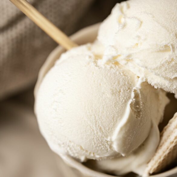 Glace keto maison à la vanille et aux épices